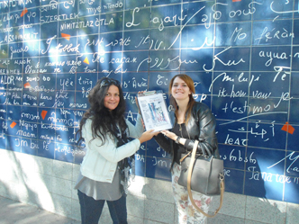 Internationales Kunst-Projekt und Kunstausstellung Heraklion/Paris 2016, Design und Kunstr Jeannette Kühn und Idee,Kunst und alle Organisation: Vivian Rousakou. Hier Vivian im Bild mit begeistertem Helfer